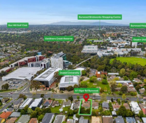 Master Bedroom opposite to Deakin University Burwood